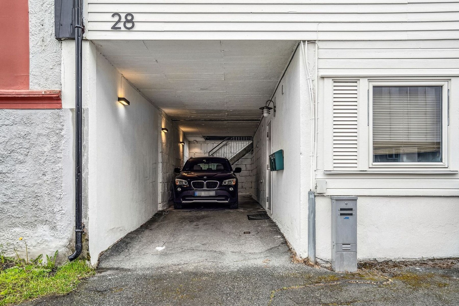 Det er parkeringsplass for 2 små biler i carport som deles på av beboerne. Galleribilde