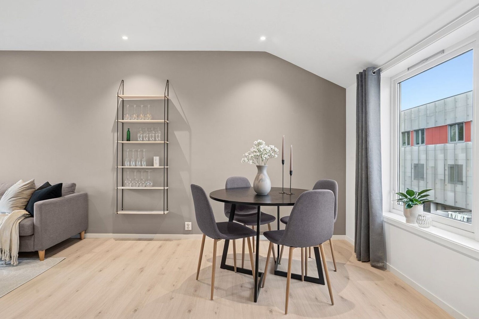 Spisegruppe. Galleribilde