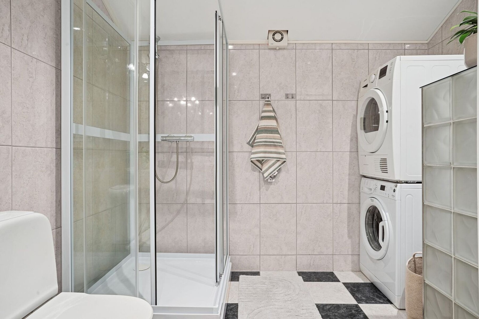 Romslig bad med plass til både vaskemaskin og tørketrommel. Galleribilde