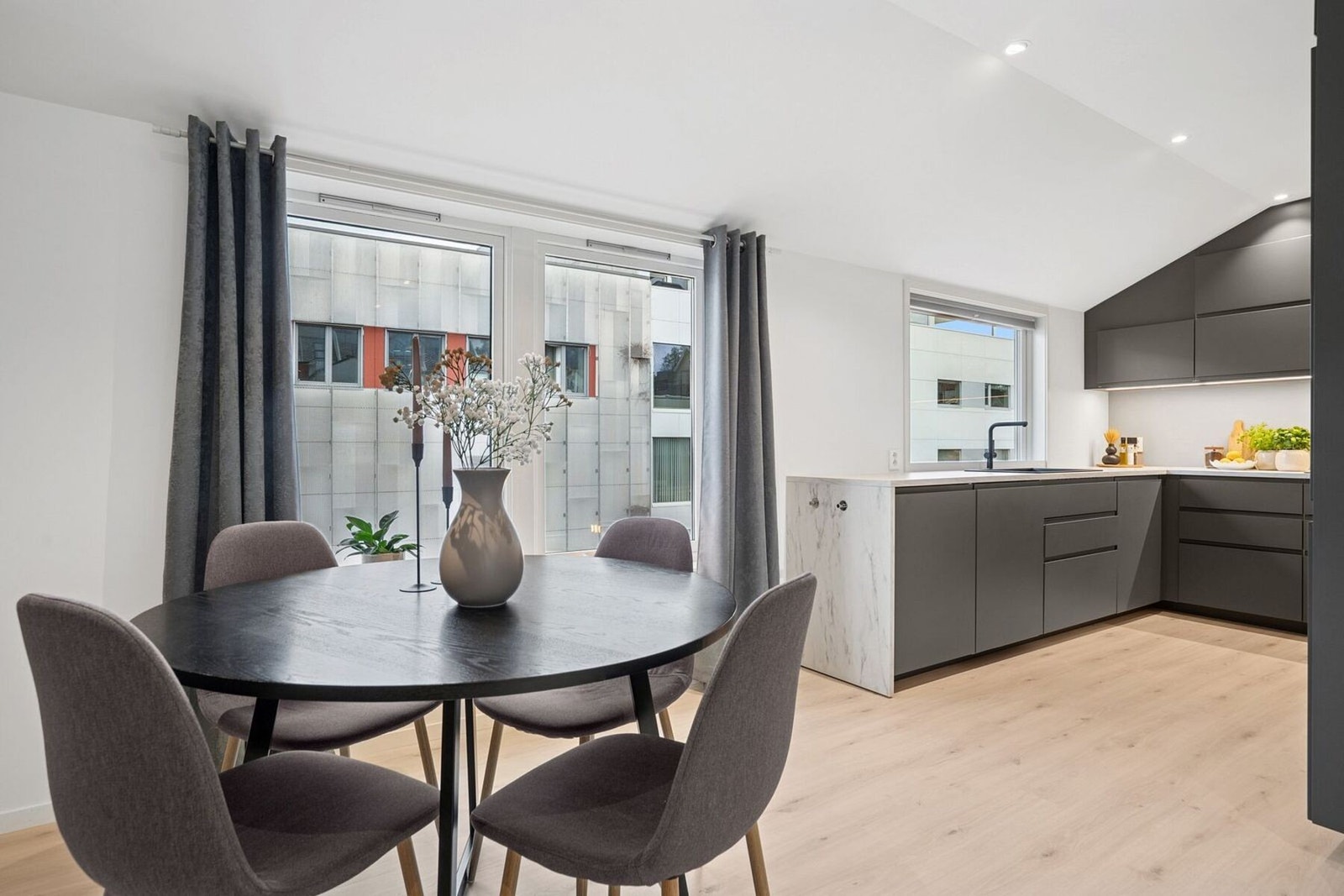 God plass til spisegruppe. Galleribilde