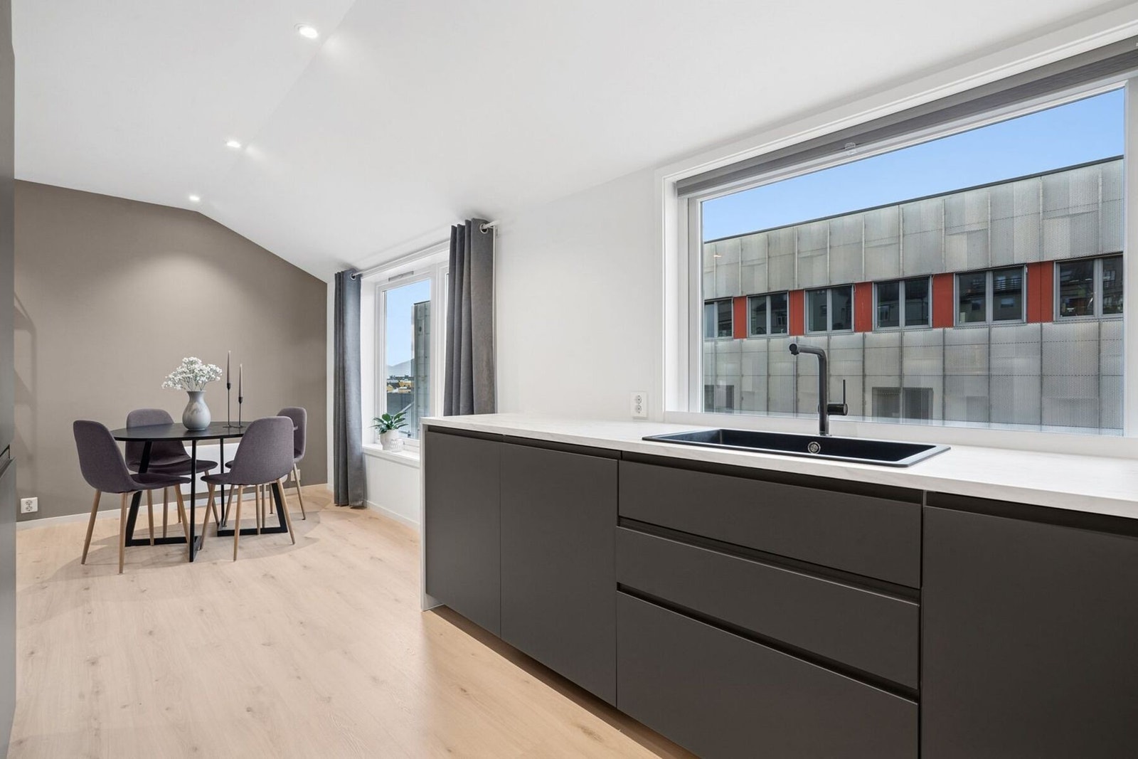 Nytt og moderne kjøkken. Galleribilde