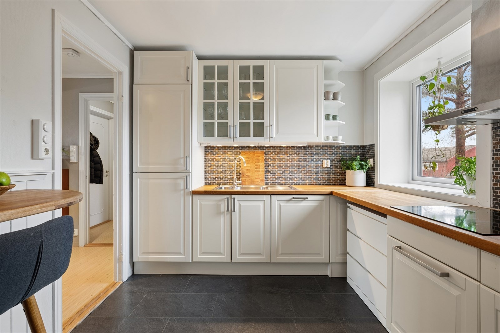 Kjøkken med tidløs og romslig innredning fra Ikea med heltre benkeplate og profilerte kjøkkenfronter. Galleribilde