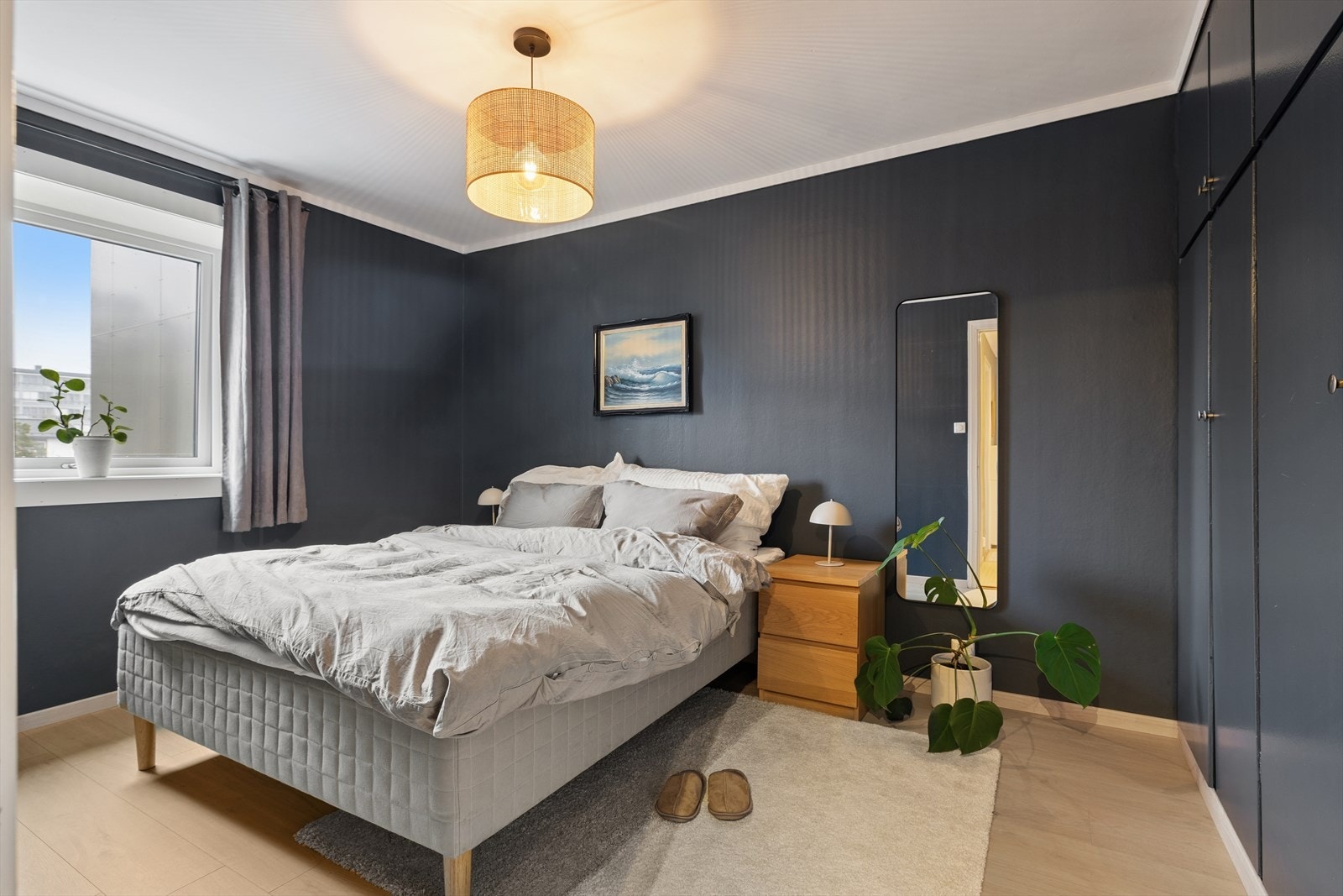 Hovedsoverommet er romslig med pent laminatgulv og tapet på vegg. Innebygd klesskap med god oppbevaringsplass. Galleribilde