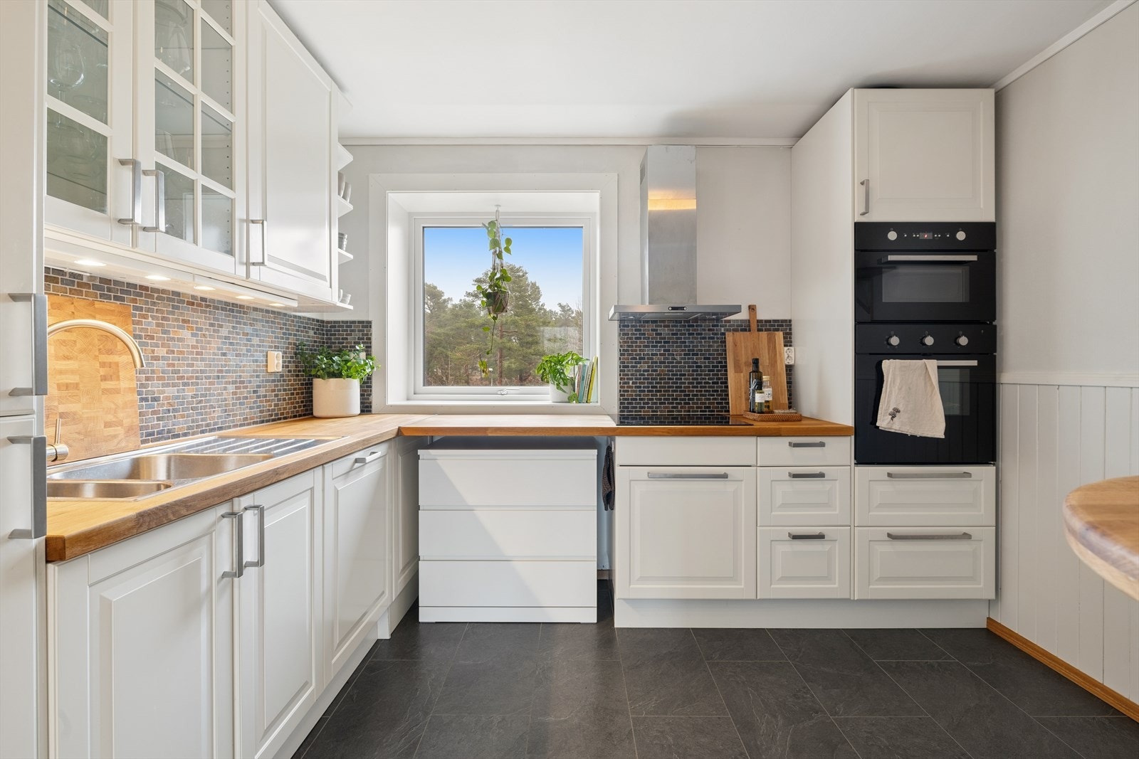 Integrert mikro, stekeovn, oppvaskmaskin, platetopp og nyere kjøleskap m/frys Galleribilde