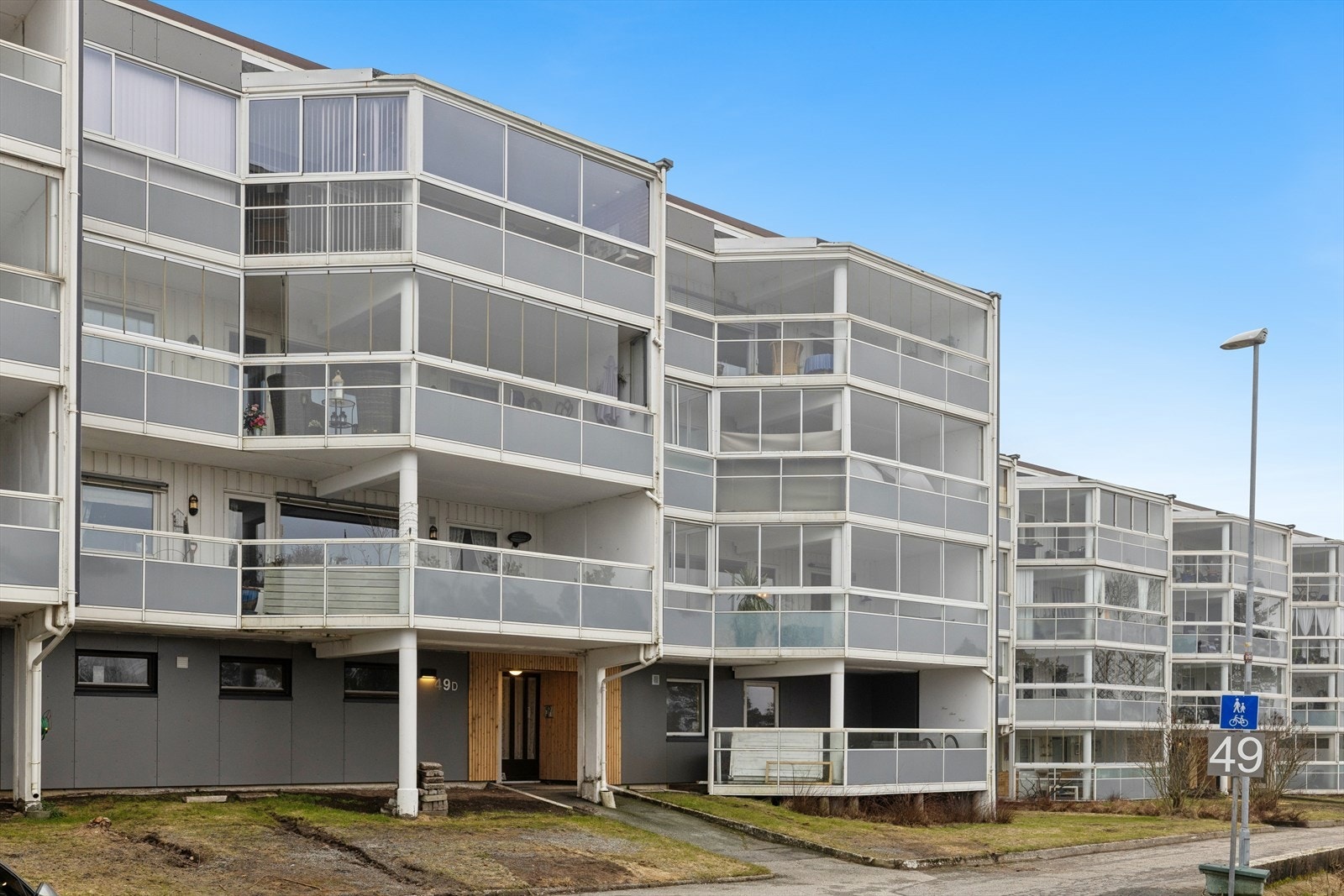 Leiligheten har en attraktiv og sentral beliggenhet på Tinnheia, i et populært boligområde vest i Kristiansand. Fasaden ble renovert i regi borettslaget i 2025. Galleribilde