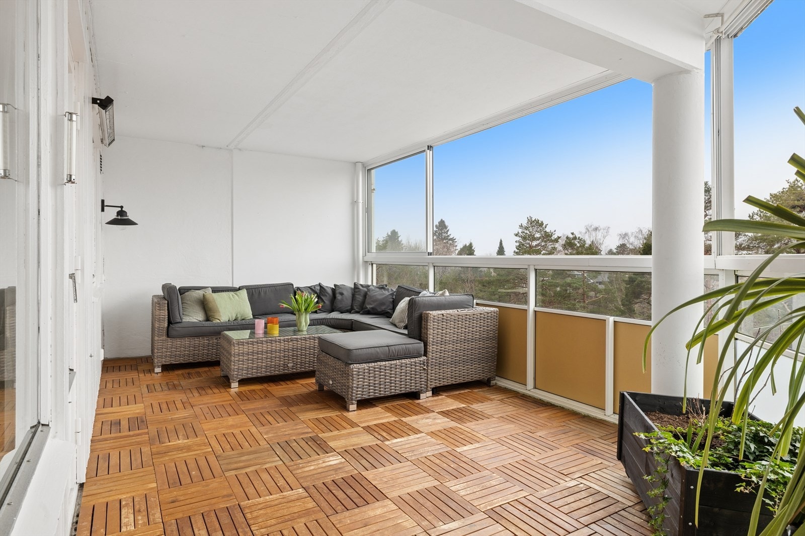 Inngl., sør-vestvendt balkong på hele 22m2 som gir en fin forlengelse av stuen, og kan nytes store deler av året. Galleribilde