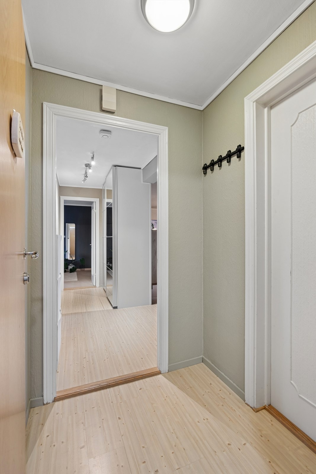 Pen entré med skyvedørsgarderobe for oppbevaring. Galleribilde