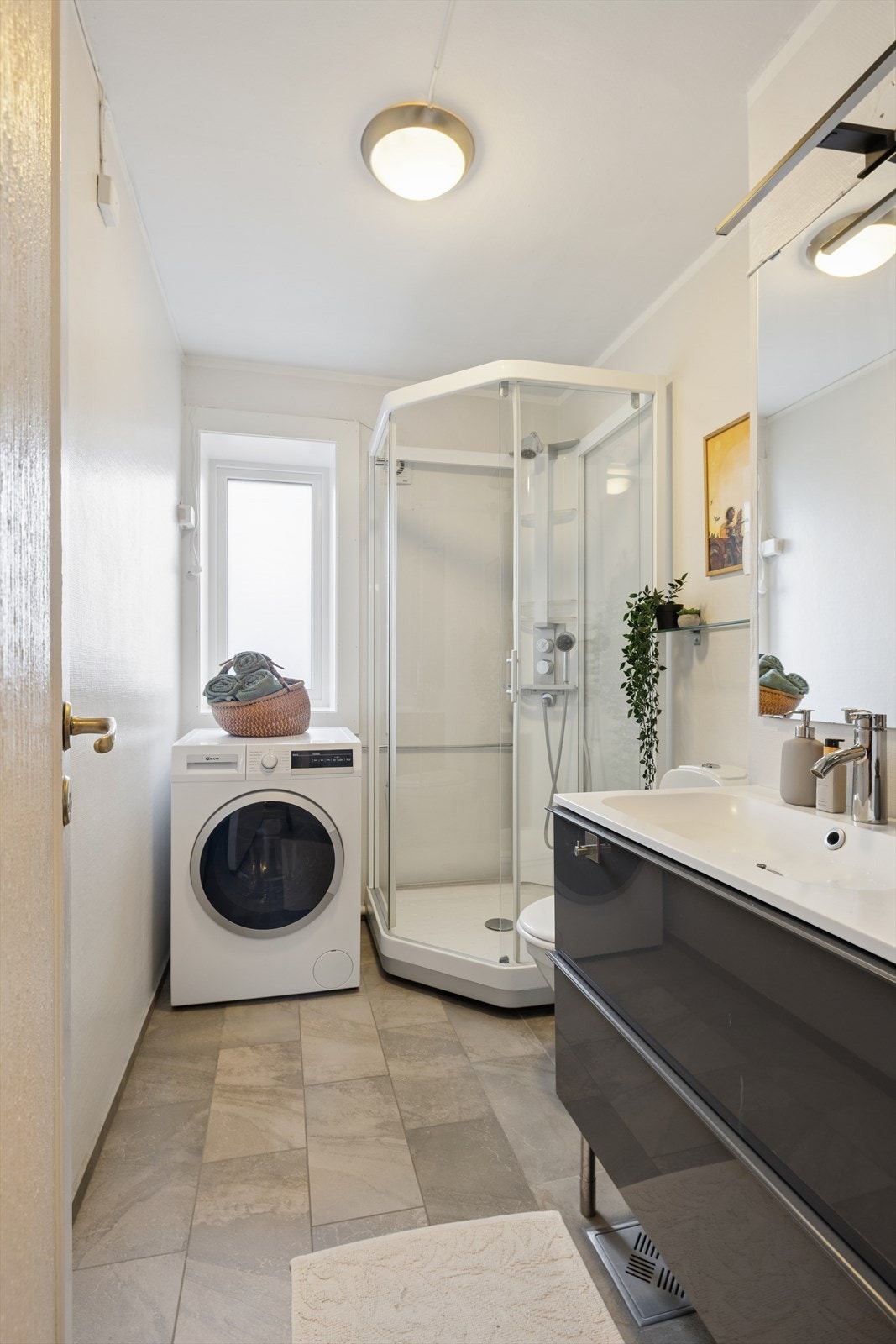 Pent flislagt bad med varmekabler i gulv. Galleribilde