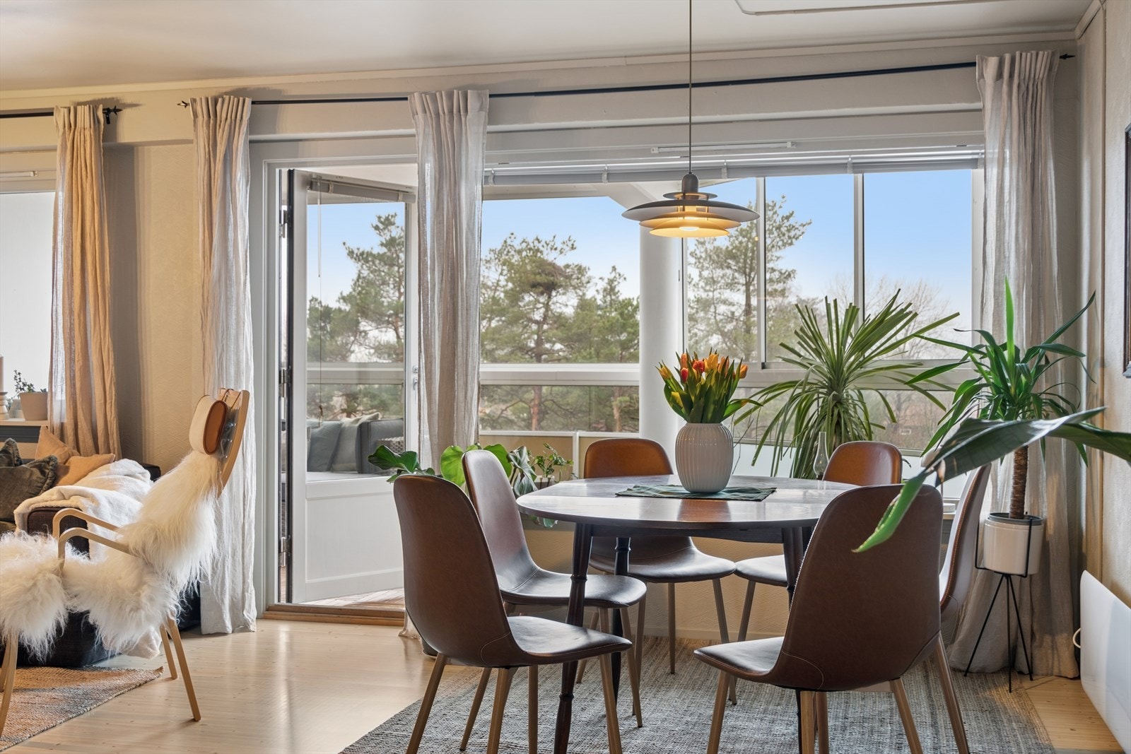 Stuen har gode vindusflater som gir rikelig med naturlig lys som bidrar til den gode romfølelsen. Galleribilde