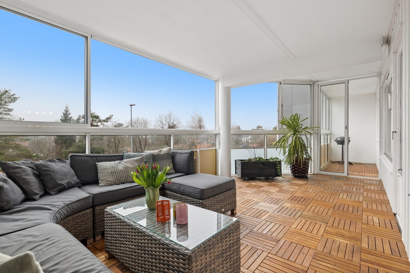 En innbydende og romslig 3-roms andelsleilighet beliggende i høy 1.etg med en stor, solrik innglasset balkong på 22m² Galleribilde