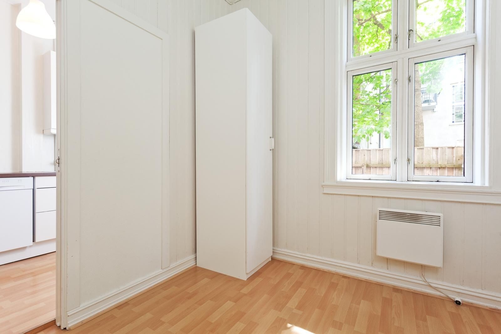 Soverom med garderobeskap. Galleribilde