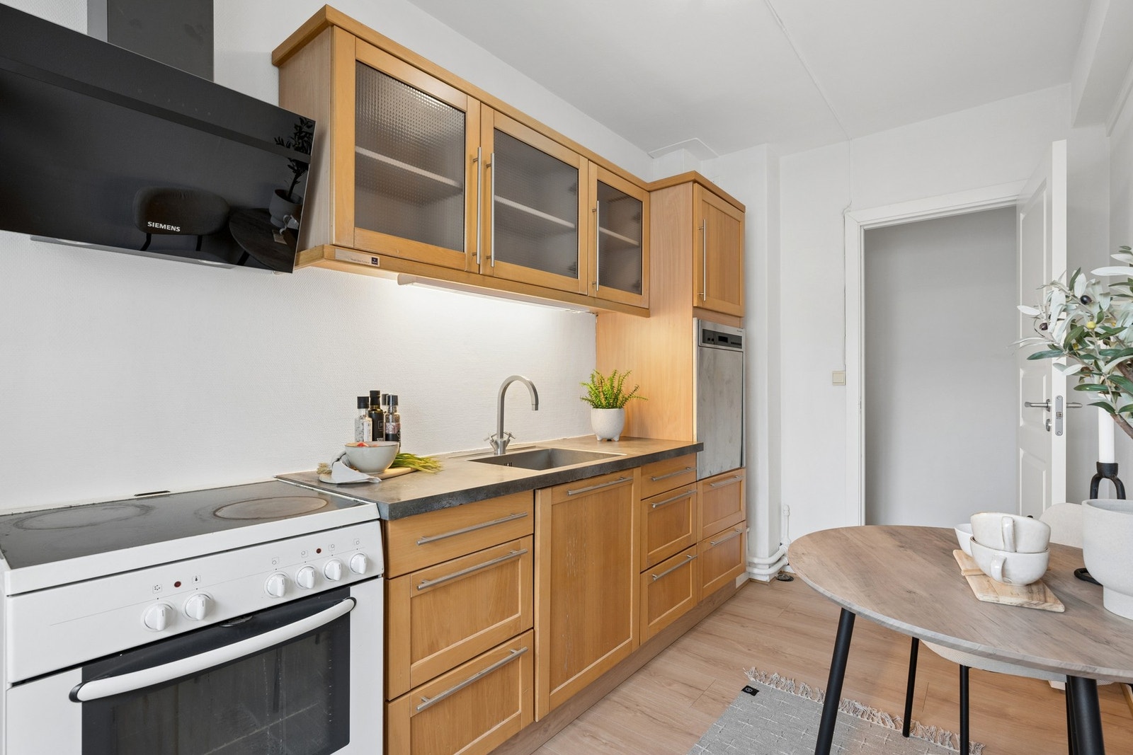 Plass til et lite kjøkkenbord inne her. Galleribilde