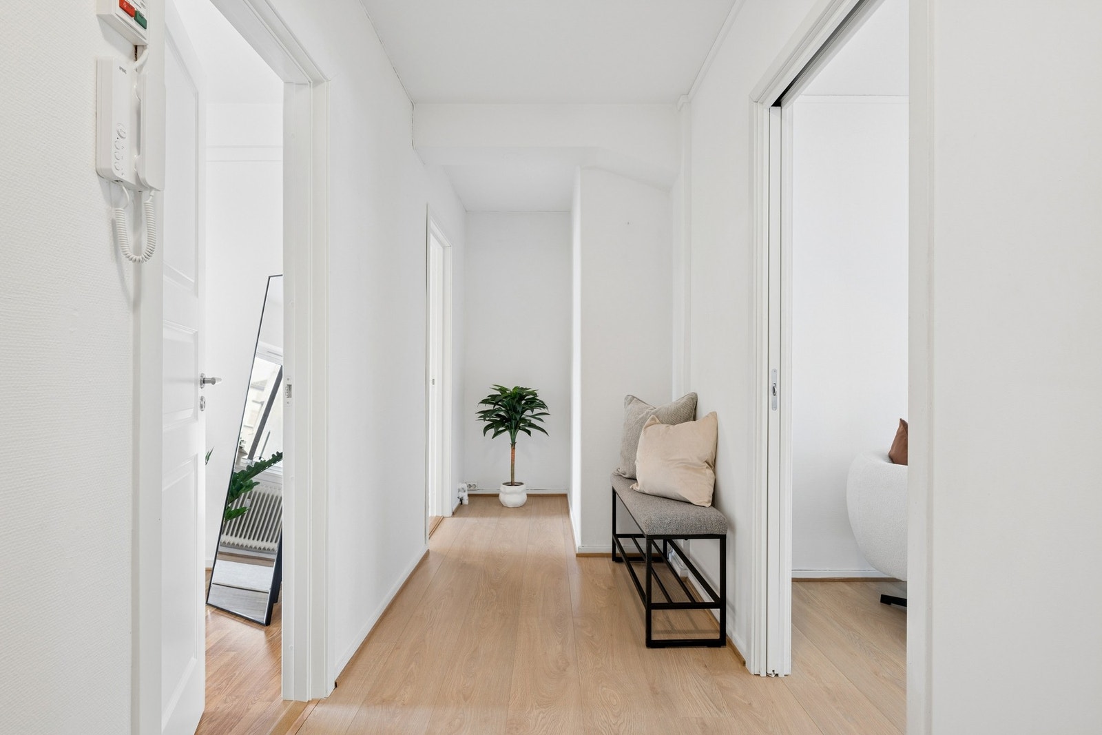Entréen/gangen har fin plass til å hensette sko og yttertøy. Galleribilde