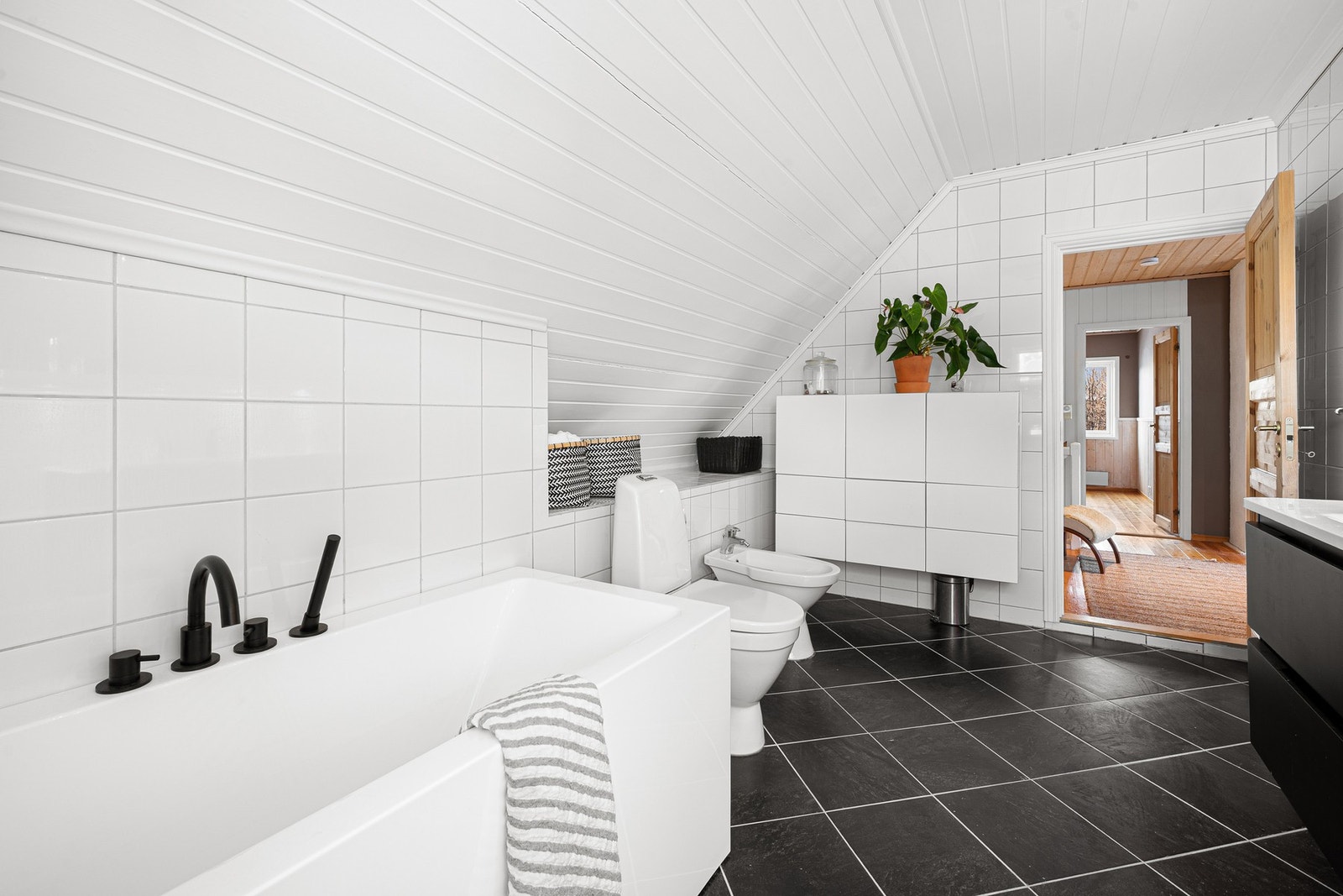 Bad i 2.etasje er helfliset med varme i gulv. Galleribilde