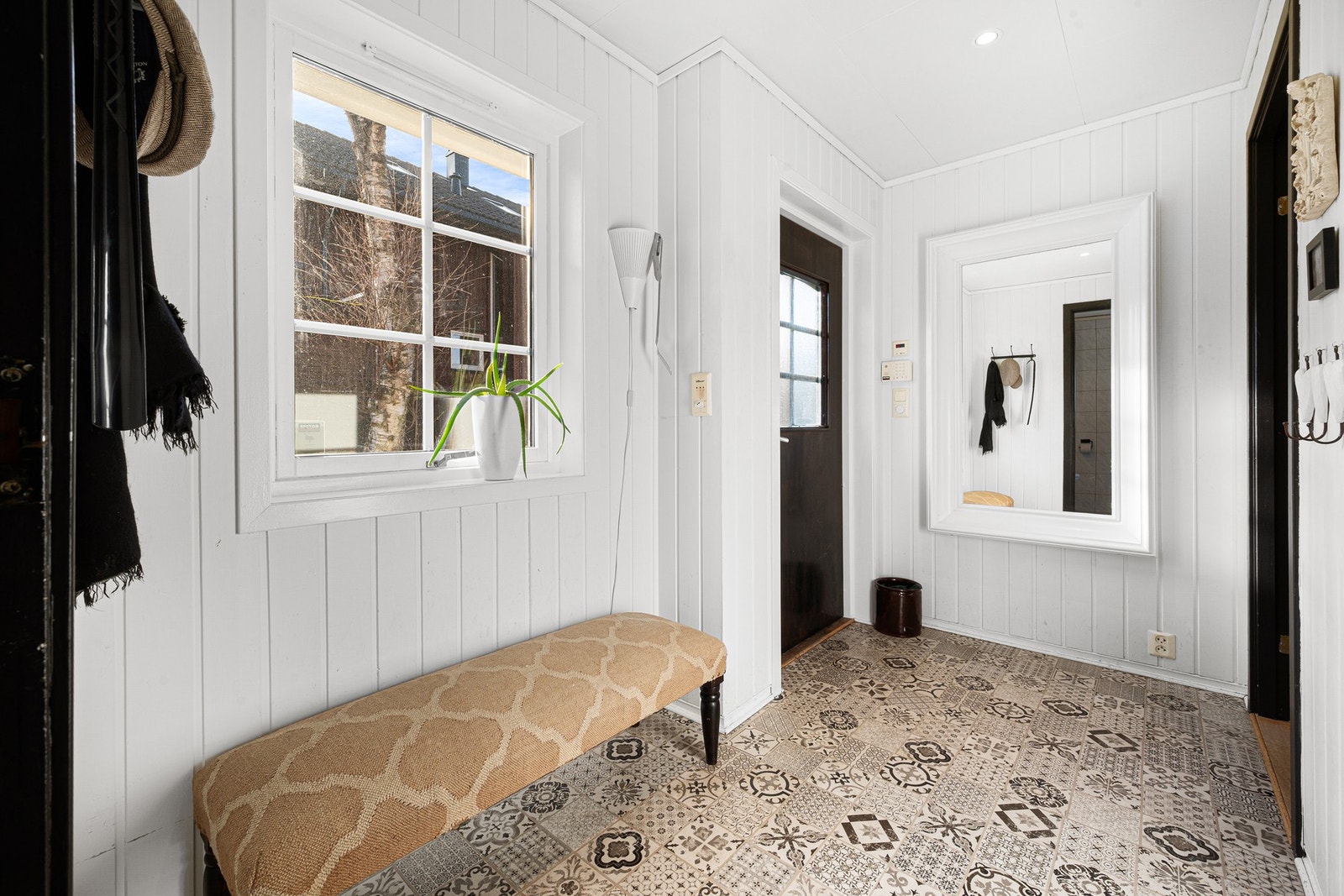 Her har man god plass til å henge fra seg klær og utstyr. Galleribilde