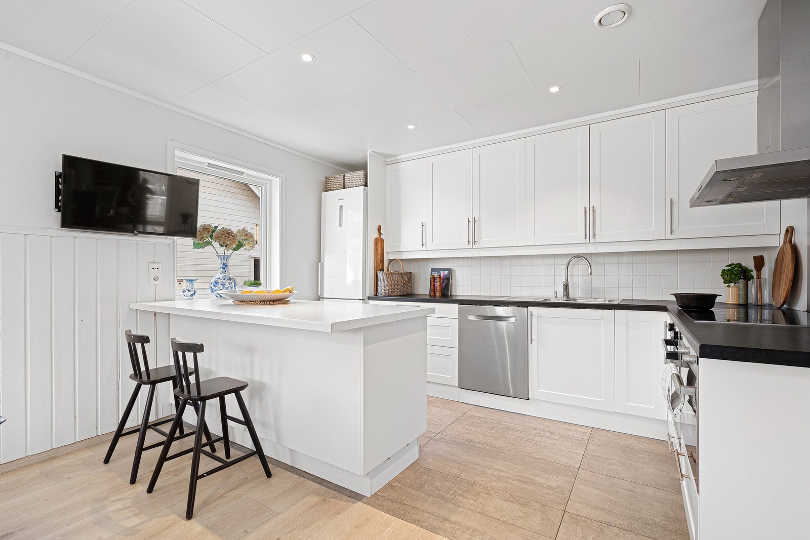 Tidløst og pent kjøkken med slette fronter og laminert benkeplate. Galleribilde