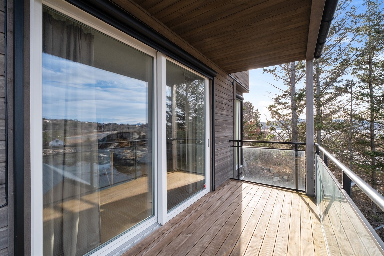 Verandaen er romslig og sørvestvendt. Galleribilde