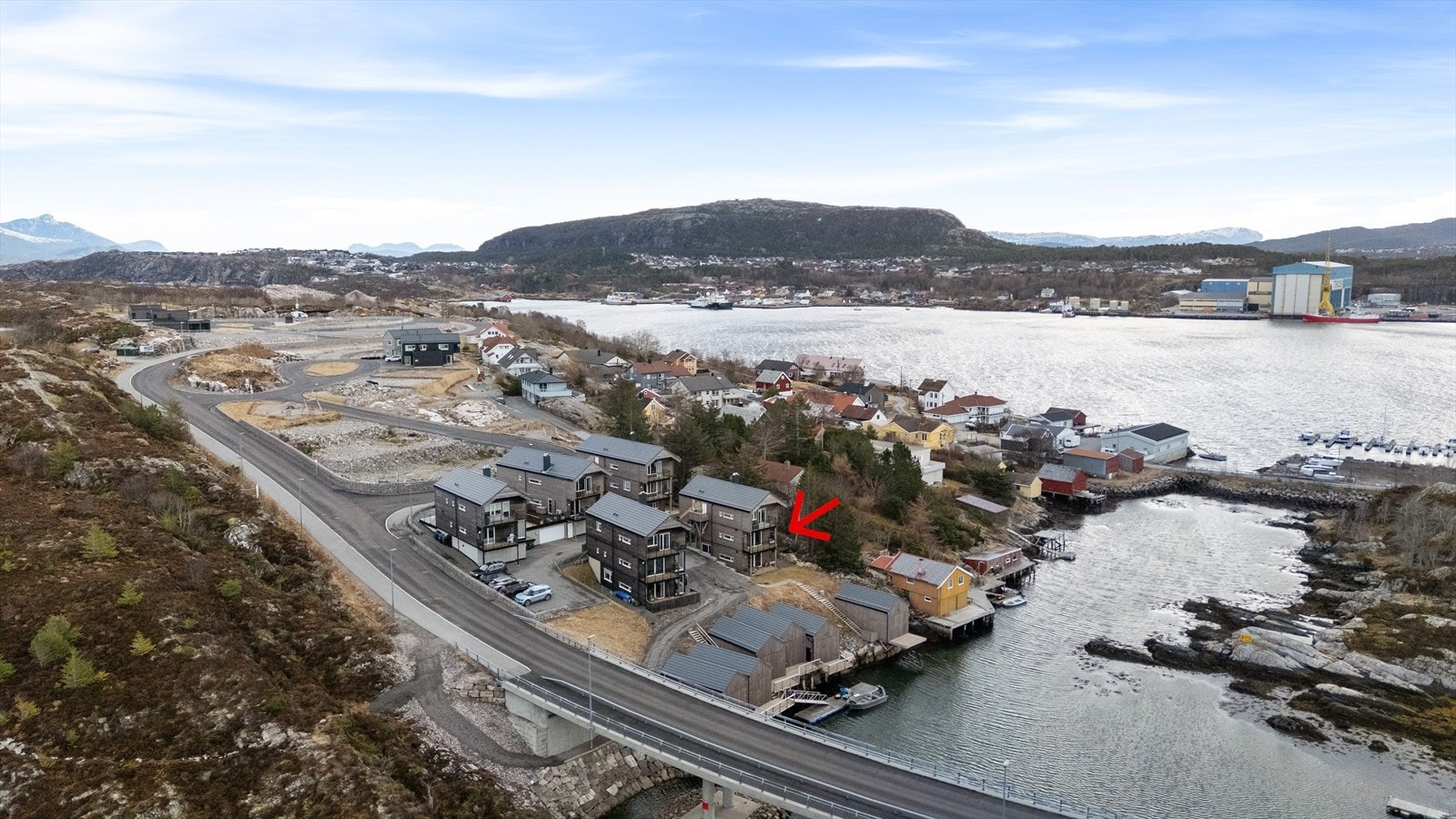 Dronebilde over området. Pil peker mot beliggenheten av leiligheten. Galleribilde