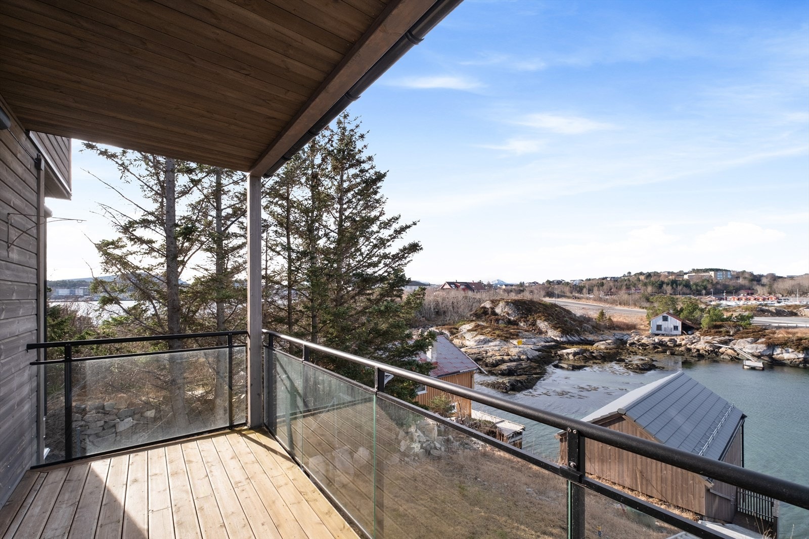 Man har utsikt mot Dunkarsundet og Dalasundet, og man kan her nyte sola mesteparten av ettermiddagen og kvelden. Galleribilde