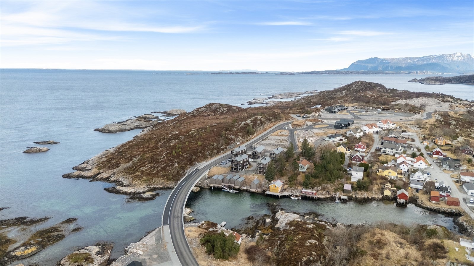 Dronebilde over eiendommen og nærområdet. Galleribilde