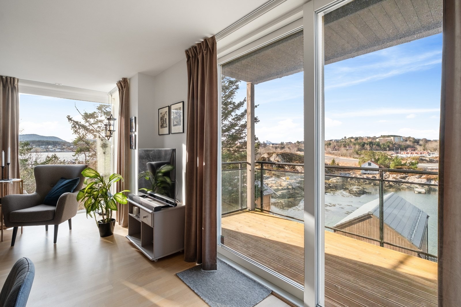 Utgang til sørvestvendt veranda direkte fra stuen. Galleribilde