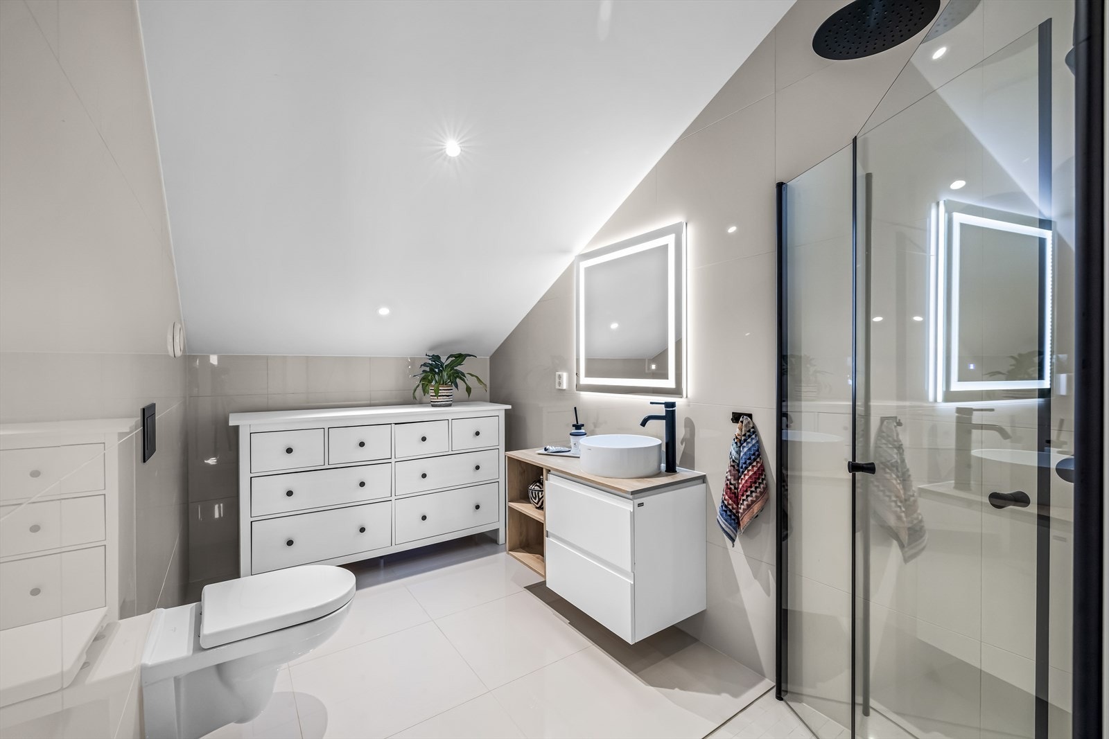 Hovedbadet er lekkert og romslig med moderne fargevalg. Galleribilde