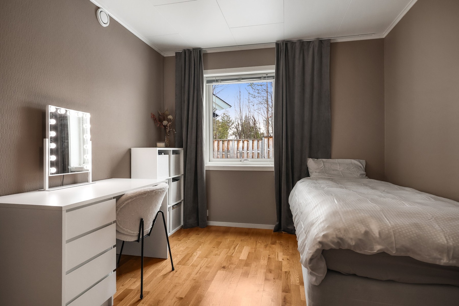 Begge soverommene har god plass til seng, nattbord og annet ønsket møblement. Galleribilde