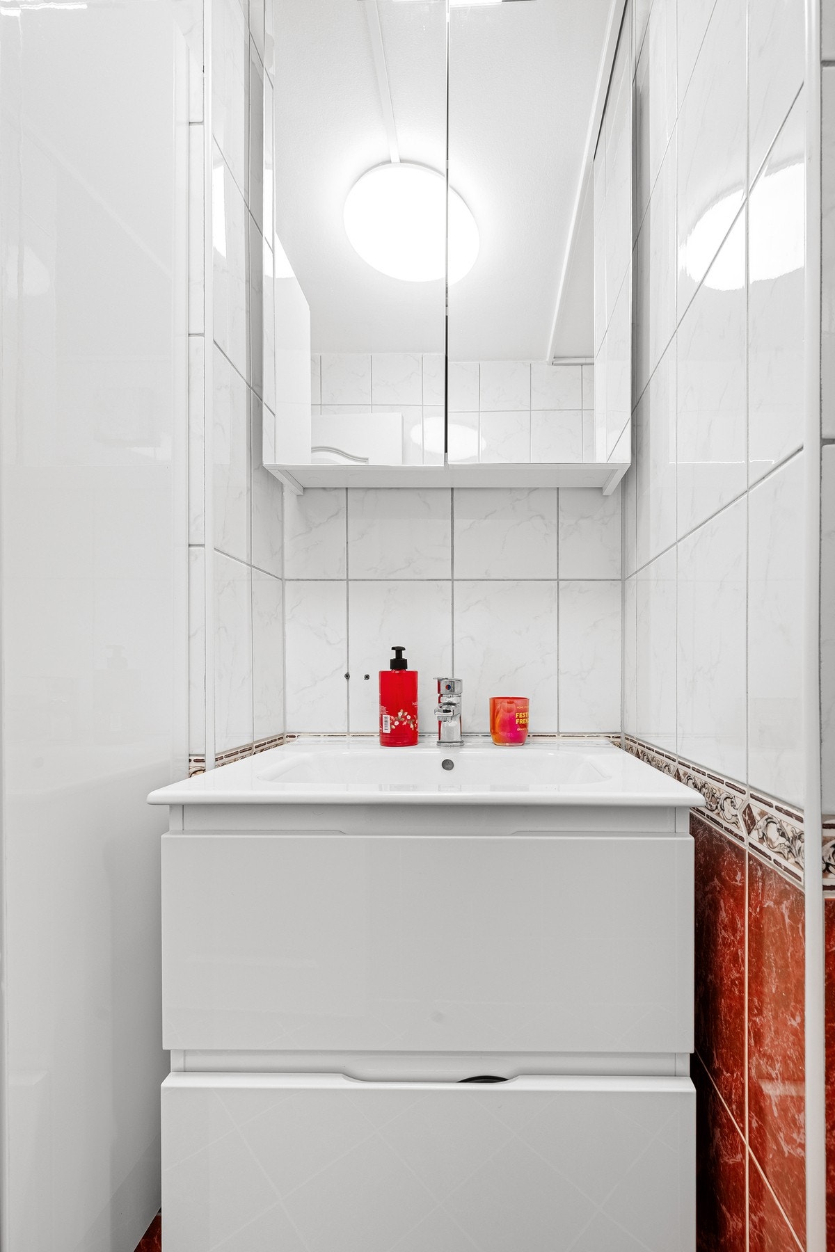 Rommet er utstyrt med veggmontert toalett, dusjkabinett, servant med innredning og opplegg for vaskemaskin. Galleribilde