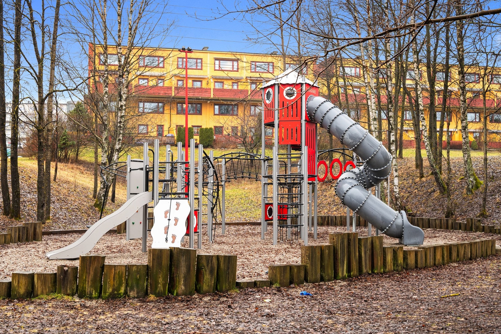 Det er gangavstand til skoler, butikker, kjøpesenter og off.komm. Galleribilde
