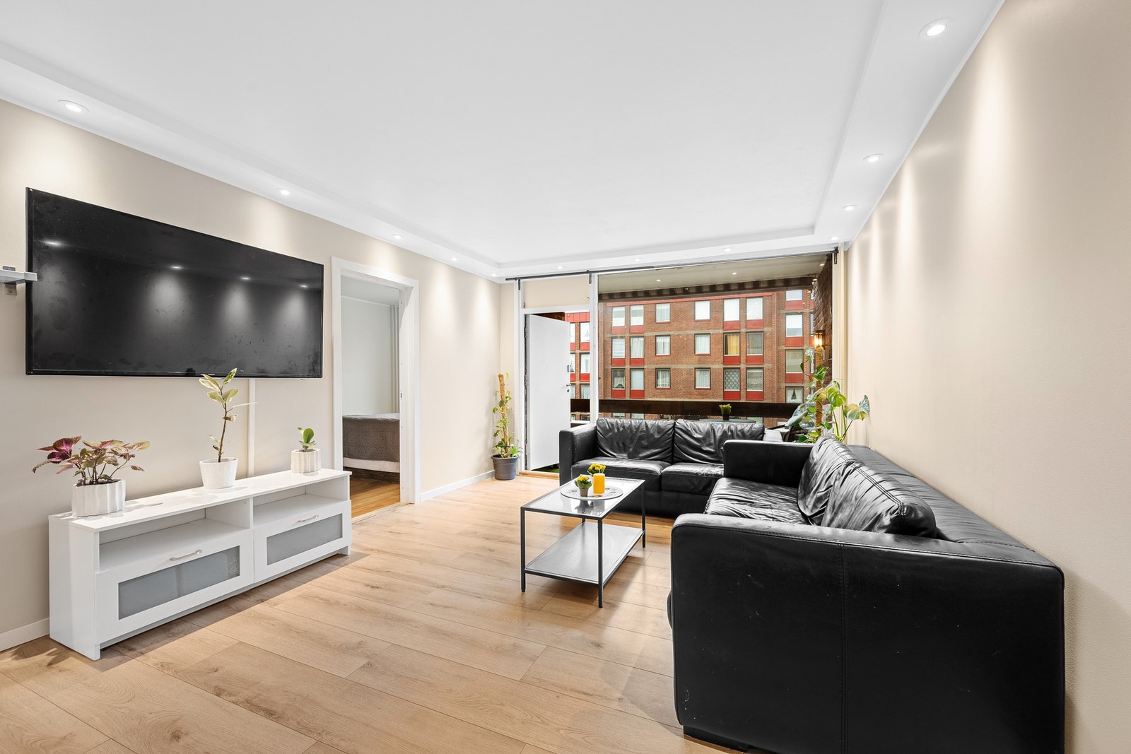 Stuen er romslig og har en takhøyde på 239 cm, noe som gir en luftig og behagelig romfølelse. Galleribilde