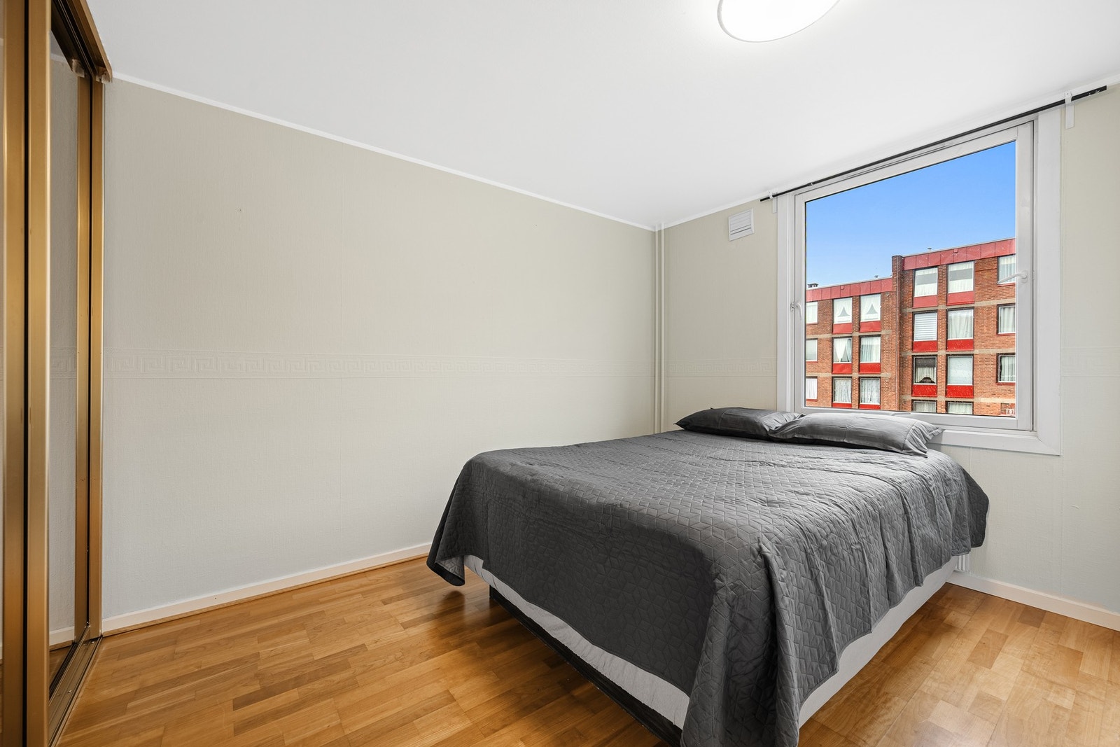 Boligen har to soverom av god størrelse, samt et disponibelt rom som takstmann omtaler som kontor. Galleribilde