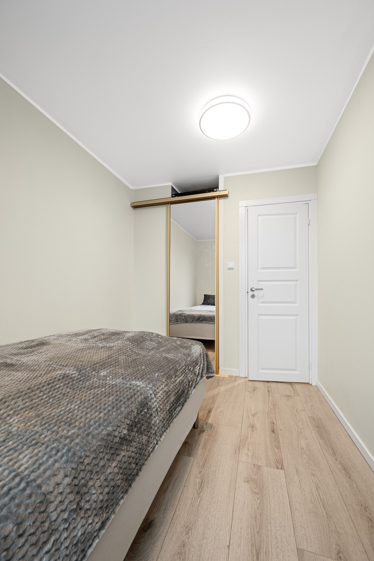 Det mindre soverommet egner seg godt som barnerom, gjesterom eller fleksibelt hobbyrom - avhengig av behov. Galleribilde