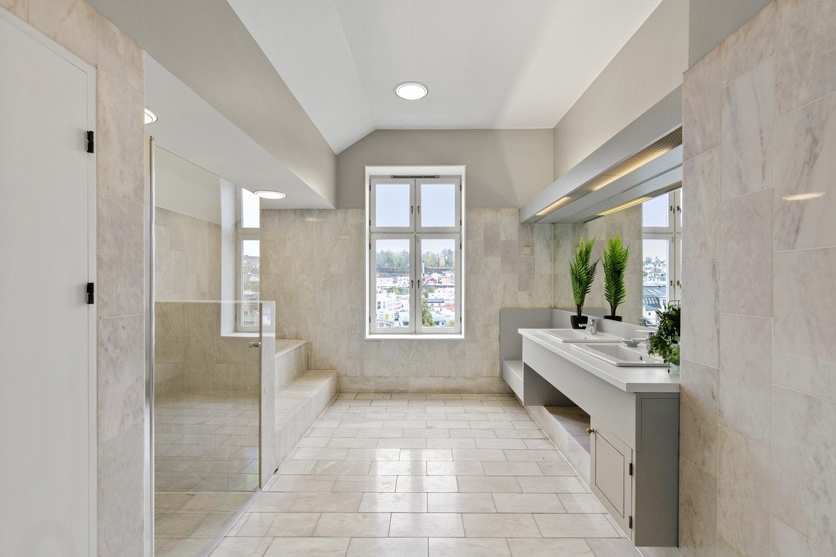 Det er 2 bad i boligen. Eksempel på badet. Det er badekar, dusj på begge bad og WC Galleribilde