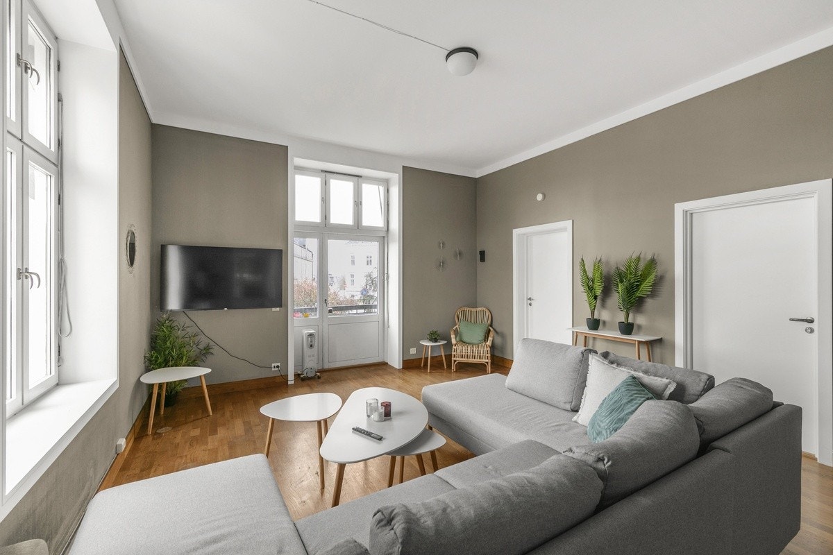 Her er det en romslig stue, med gode lysforhold Galleribilde