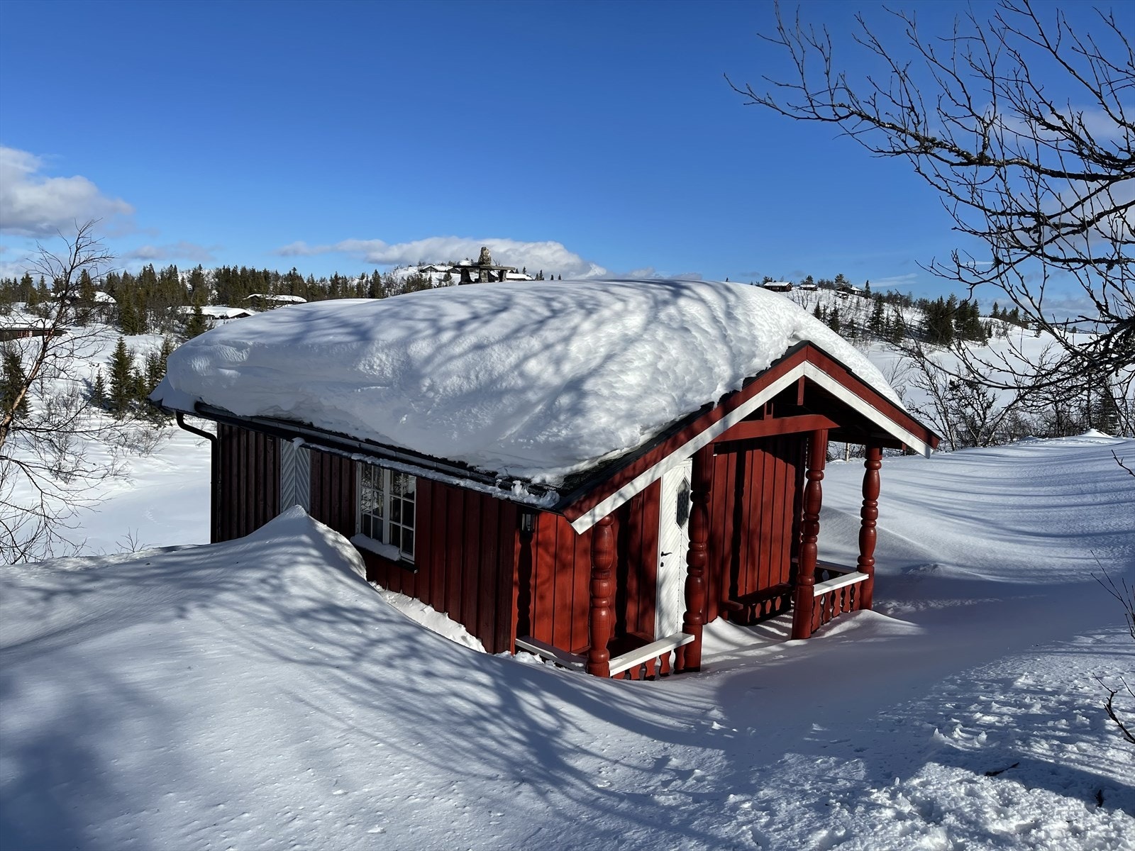 På tunet er det et hyggelig anneks med overbygd inngangsparti. Her er det et par benker hvor en kan slappe av og nyte solen. Galleribilde