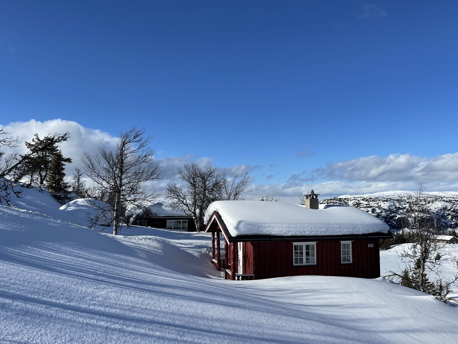 Hyttetunet består av hovedhytte, anneks, uthus og badstue. Tomta er stor, over 27 mål, så her er det god plass til lek og moro! Galleribilde