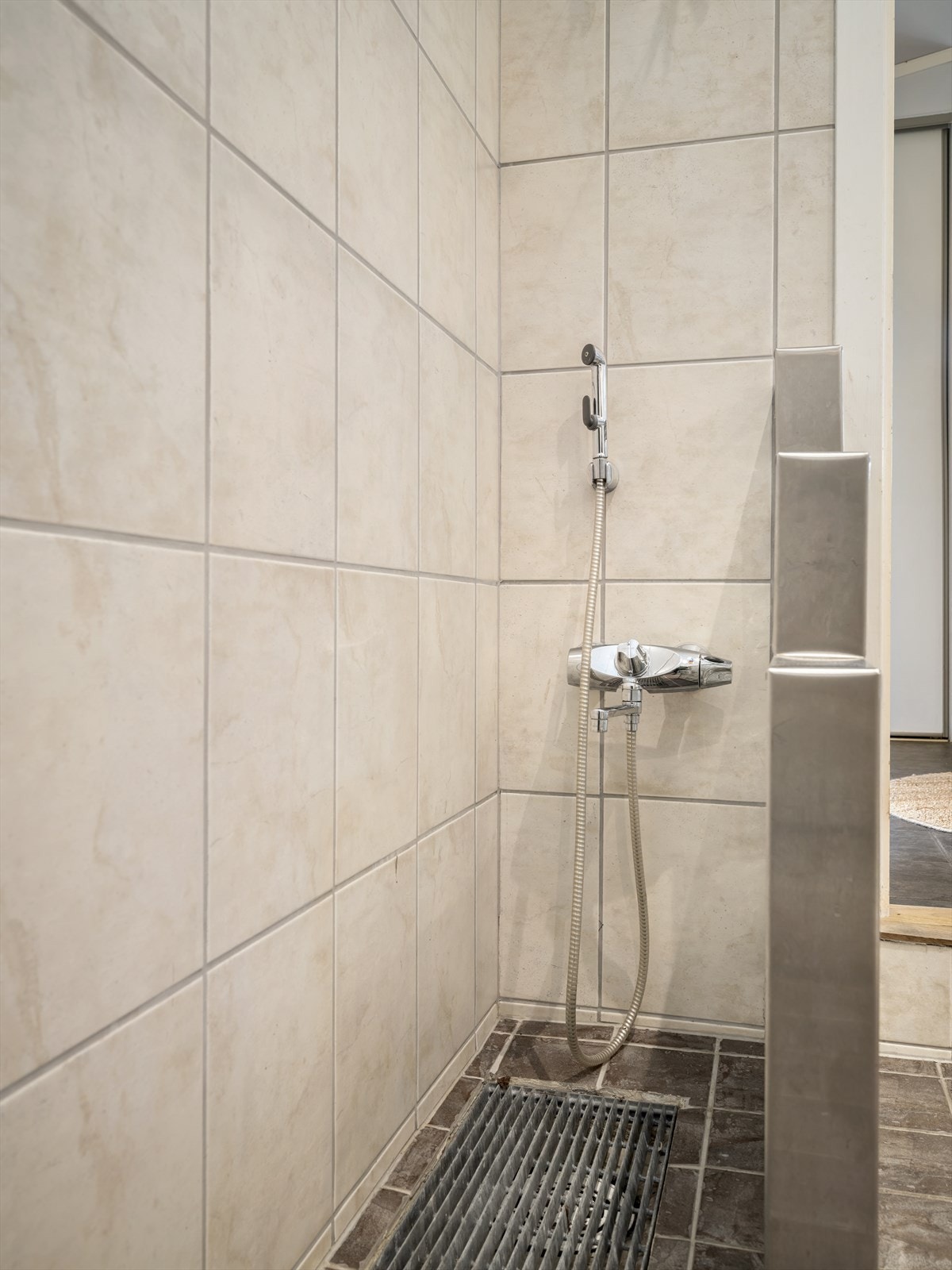 Bad/vaskerom, egen dusj for skitne hunder eller barnehagebarn Galleribilde