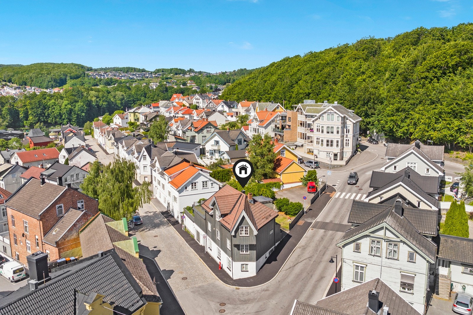 Her får du en sentral beliggenhet med umiddelbar nærhet til Larvik sentrum, samtidig som den befinner seg like ved naturskjønne omgivelser Galleribilde