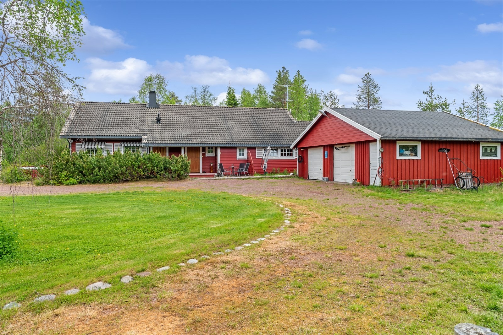 Dobbeltgarasje med biloppstillingsplasser Galleribilde