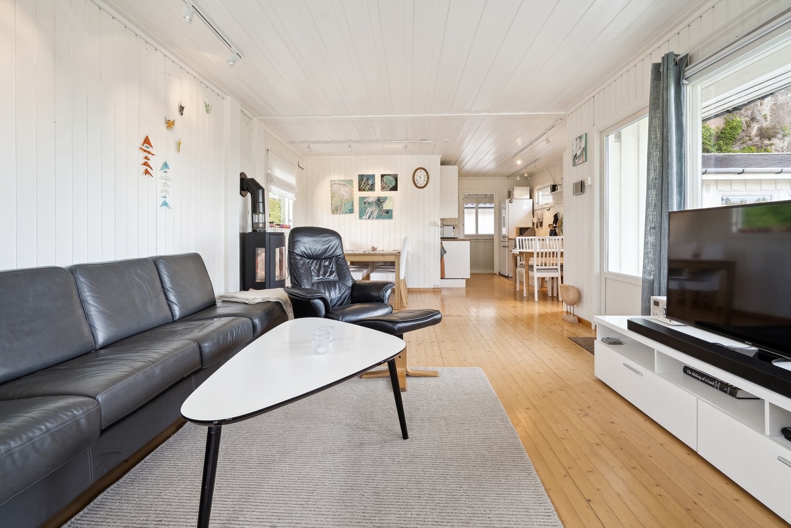 Her er plass til både sofagruppe og spisegruppe mot kjøkken. Galleribilde