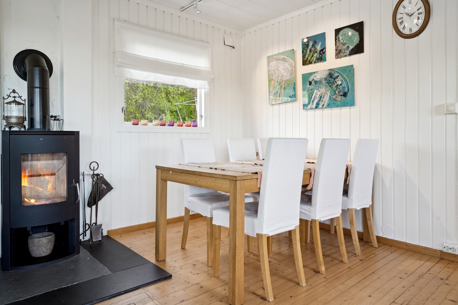 Koselig spiseplass hvor du kan dekke på og invitere inn til sosiale sammenkomster og hyggelige måltider. Galleribilde