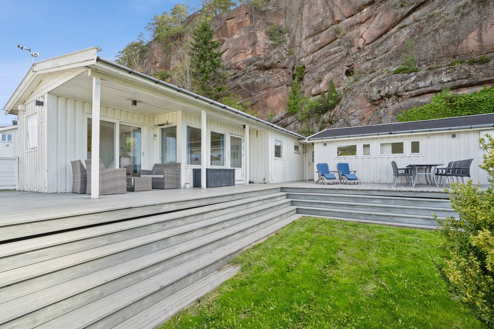 Stor og solrik terrasse med mange muligheter for utemøblering. Perfekt for avslappende dager og hyggelige sammenkomster. Galleribilde
