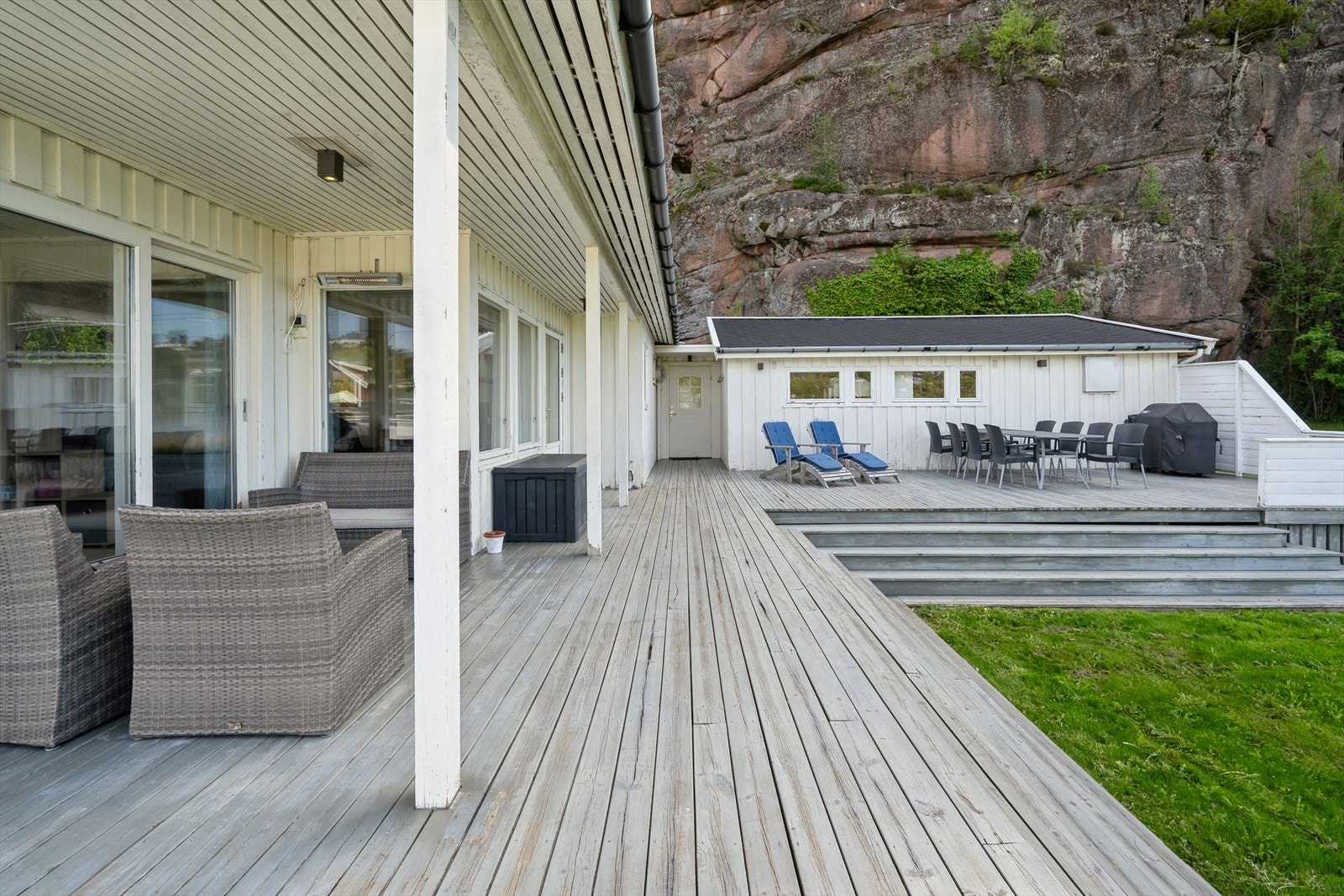 Flott uteplass til stor glede på gode og varme sommerdager. Galleribilde
