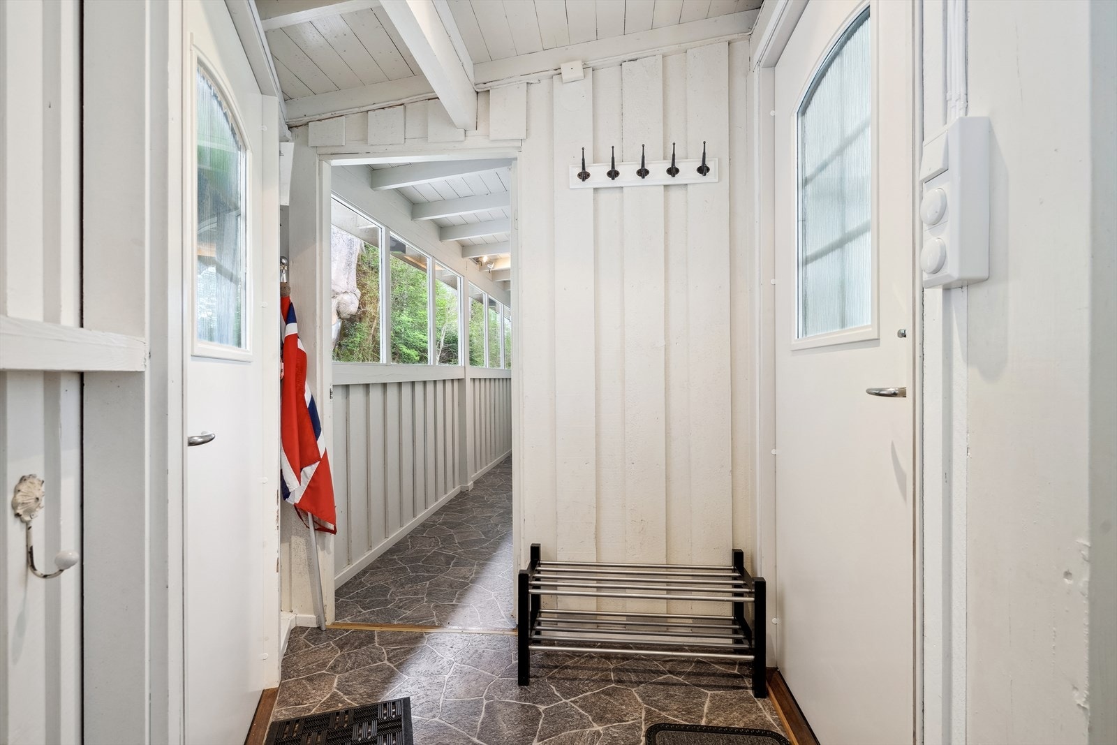 Her kan man henge fra seg yttertøy og sette fra seg sko. Galleribilde