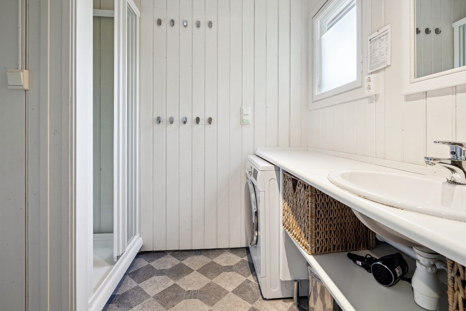 Baderom med dusjkabinett. Opplegg for vaskemaskin. Galleribilde