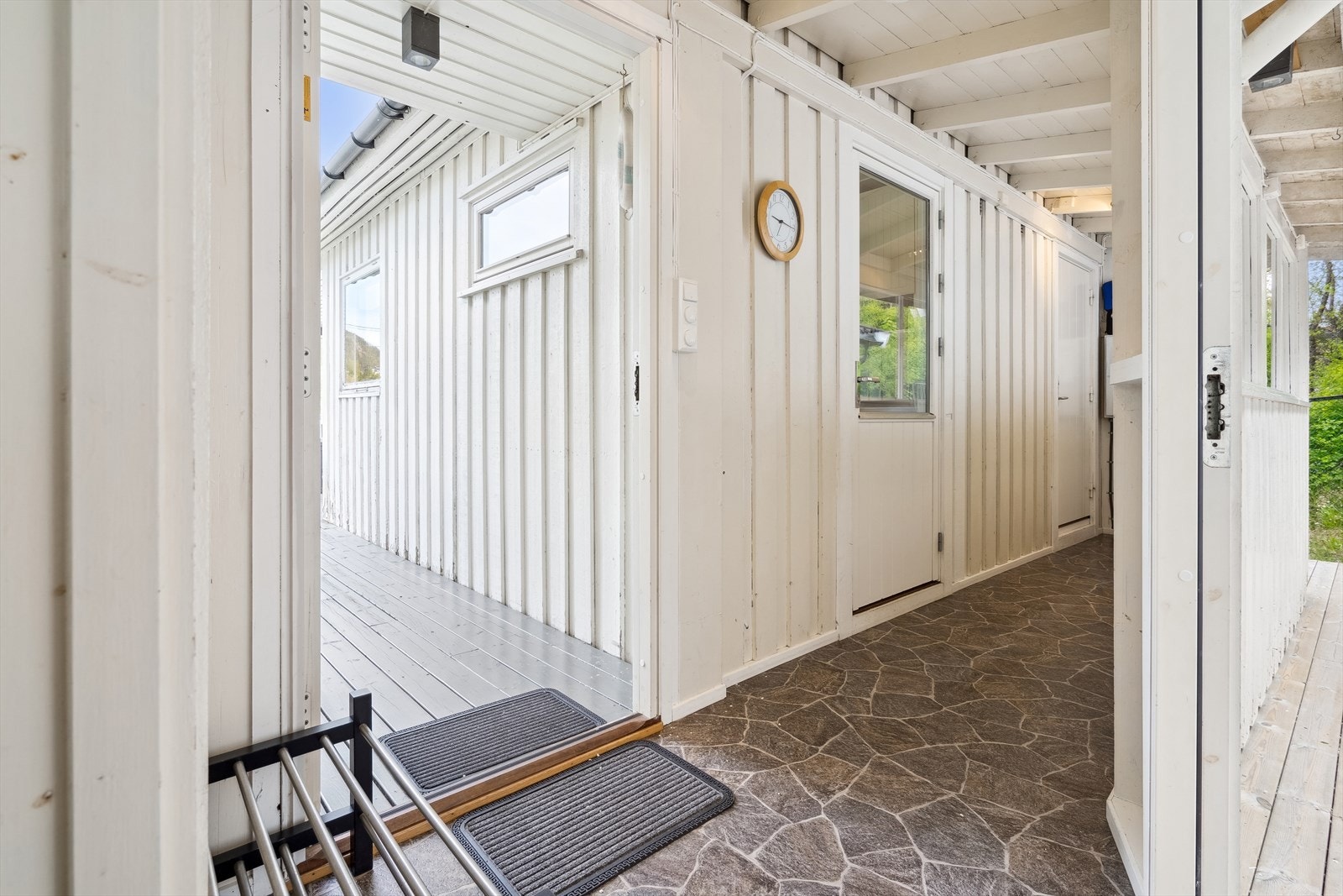 Her ønskes man velkommen inn i en romslig entré. Galleribilde