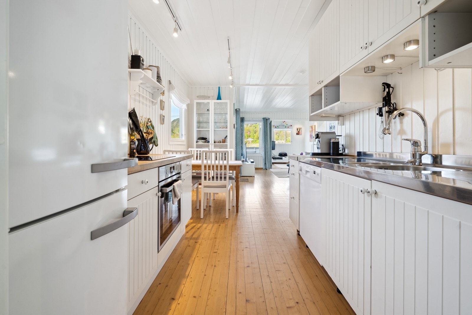 Lys kjøkkeninnredning fra Ikea med profilerte fronter. Galleribilde