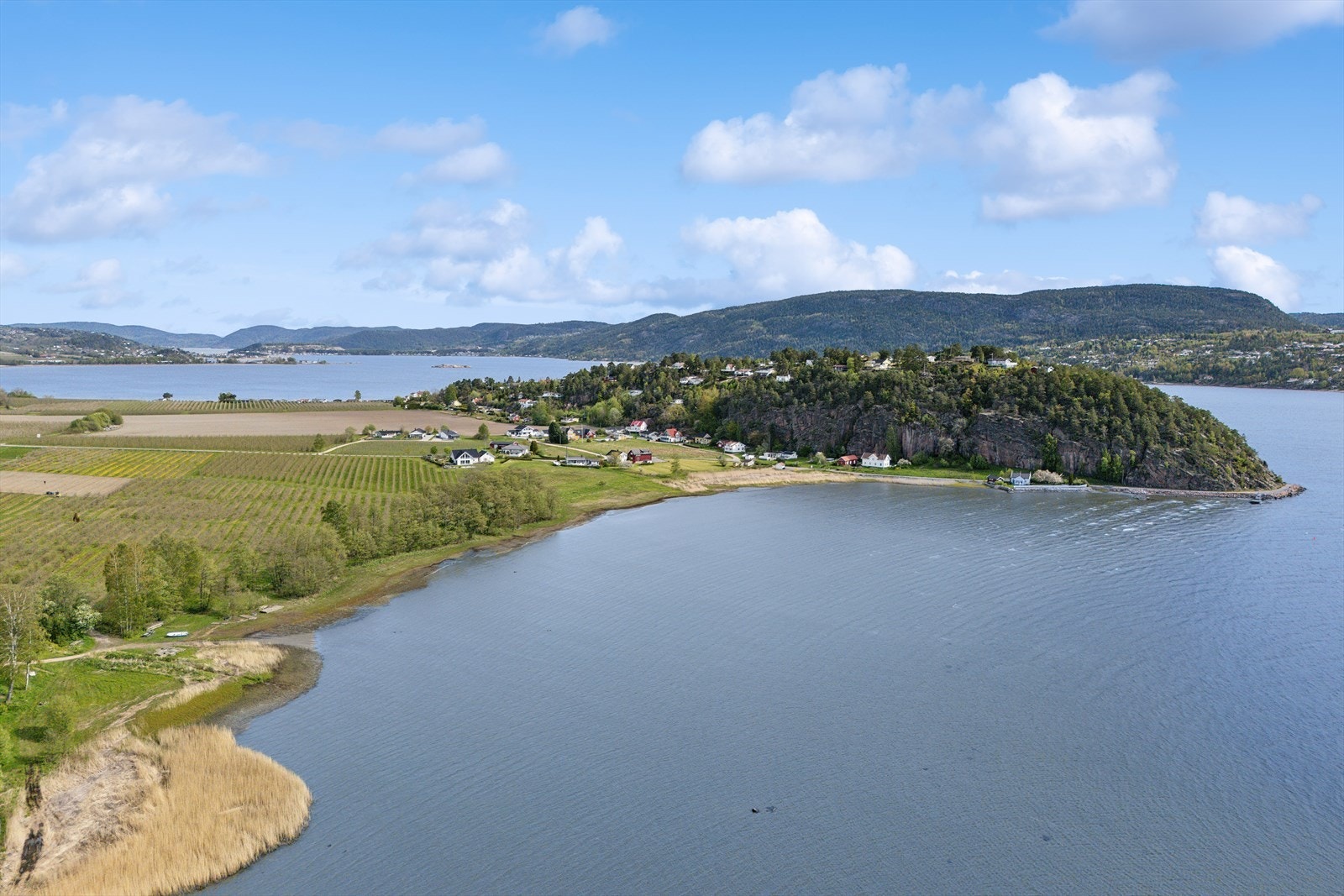 Her får du en fritidsbolig med få minutters gange ned til fjorden med gode bade- og fiskemuligheter. Galleribilde