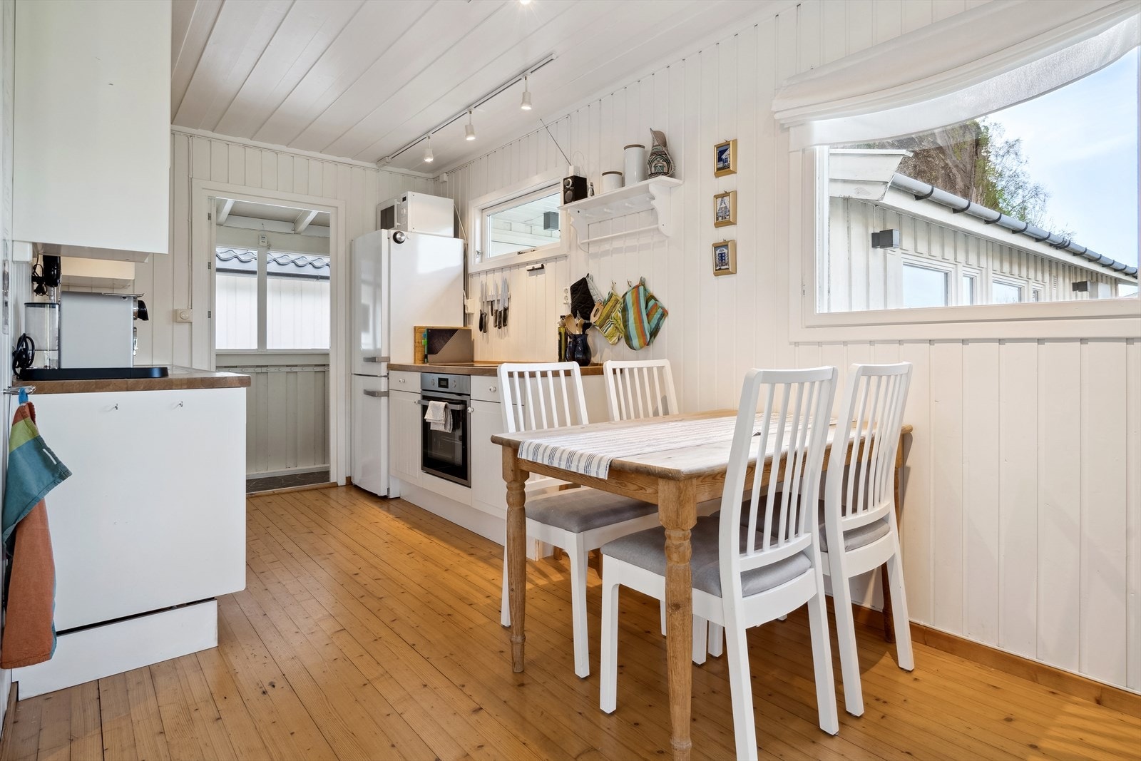 Koselig spiseplass på kjøkken hvor man kan starte dagen med en god frokost. Galleribilde