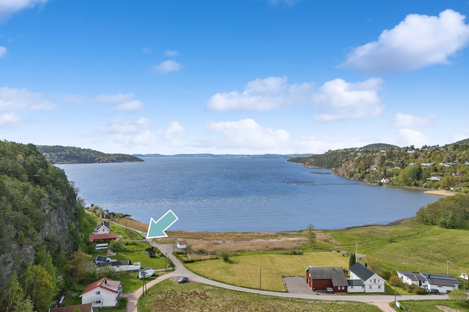 Sjøen som nærmeste nabo. Båtplass i området og kort båttur til Holmsbu. Galleribilde